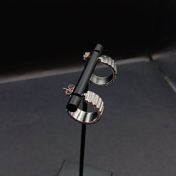 Beautiful Silver Ribbed Half Hooped Earrings. Great Pre-Owned Condition - Picture 4 of 5